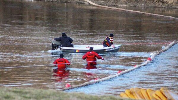 Минобороны публикует фото работ по ликвидации последствий загрязнения воды в реке Днестр - Sputnik Молдова