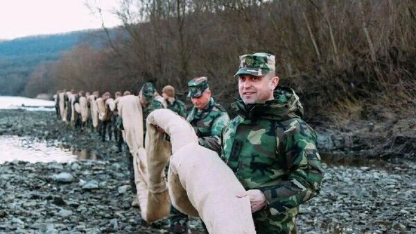 Astăzi, echipele de militari din Brigada Infanterie Motorizată Moldova au desfășurat încă o tabără de intervenție pentru gestionarea situației crizei de poluare a apei din râul Nistru în apropierea satului Unguri, raionul Ocnița - Sputnik Moldova