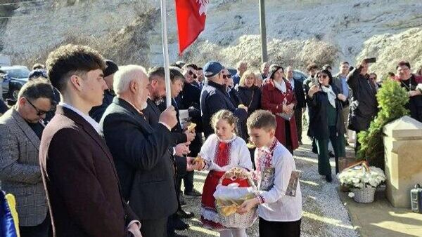 Палачу молдавского народа: в Атаках открыли памятный крест румынскому генералу Поеташу - Sputnik Молдова