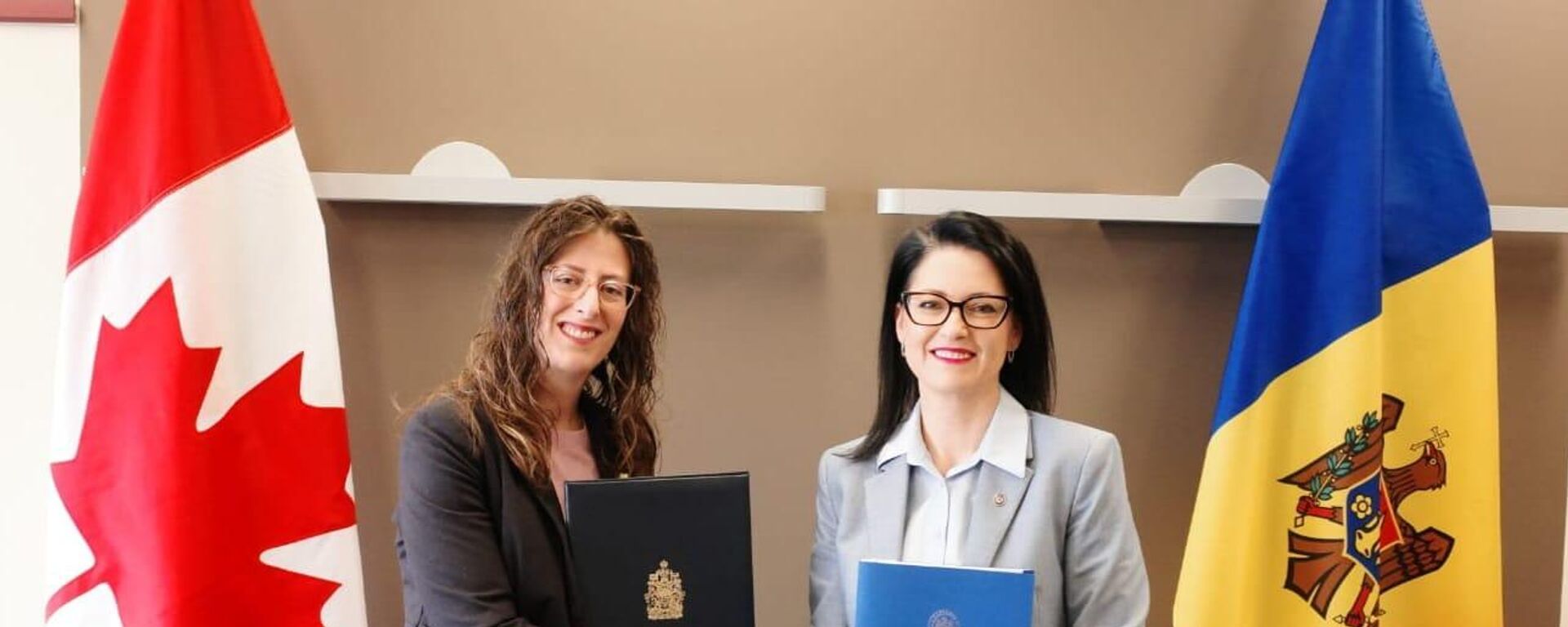 Стефани МакЛин и Наталья Плугару - Sputnik Молдова, 1920, 15.03.2026