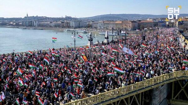 Десятки тысяч жителей Будапешта приняли участие в Марше мира, который прошел под лозунгом Хватит кормить Украину - Sputnik Молдова