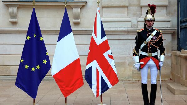 Европейский, французский  и британский флаг - Sputnik Молдова