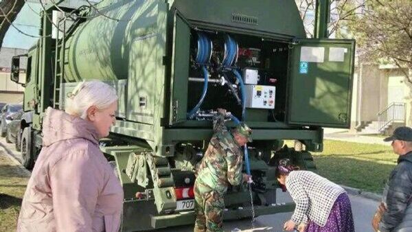 Ministerul Apărării anunță că militarii din Brigada Infanterie Motorizată Moldova au adus și distribuie apă pentru locuitorii din orașul Bălți - Sputnik Moldova
