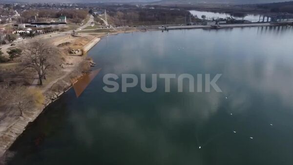 Наглядно: большая льдина не даёт пятну с нефтепродуктами приблизиться к акватории у Дубоссарской ГЭС - Sputnik Молдова