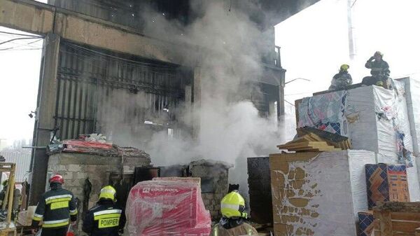 Pompierii din capitală au prevenit extinderea unui incendiu produs într-un depozit de pe strada Uzinelor din municipiul Chișinău - Sputnik Moldova