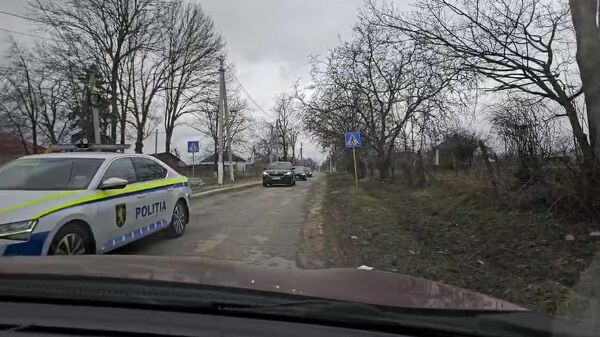 Funcționarii guvernamentali merg să vadă cum se instalează barierele „bono” pentru protecția împotriva poluării cu deșeuri toxice pe Nistru, în raionul Ocnița - Sputnik Moldova