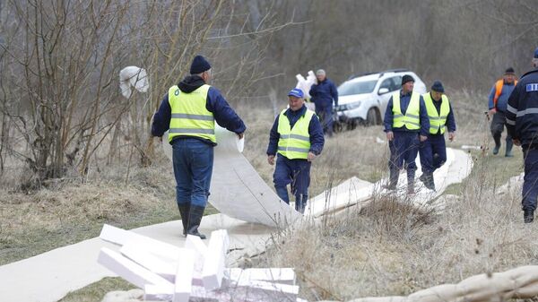 În felul acesta salvatorii au instalat bariere de protecție pe Nistru, în raionul Ocnița, unde persistă riscul de poluare a râului cu substanțe toxice provenite din Ucraina, din amonte - Sputnik Moldova