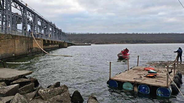 В Дубоссарах завершили установку боновых заграждений против загрязнения Днестра у Дубоссарской ГЭС - Sputnik Молдова