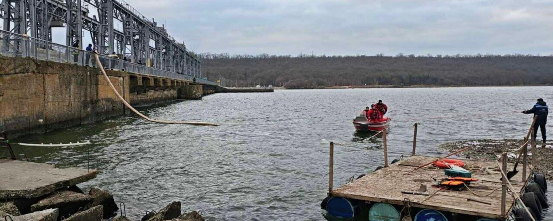 В Дубоссарах завершили установку боновых заграждений против загрязнения Днестра у Дубоссарской ГЭС - Sputnik Молдова, 1920, 19.03.2026