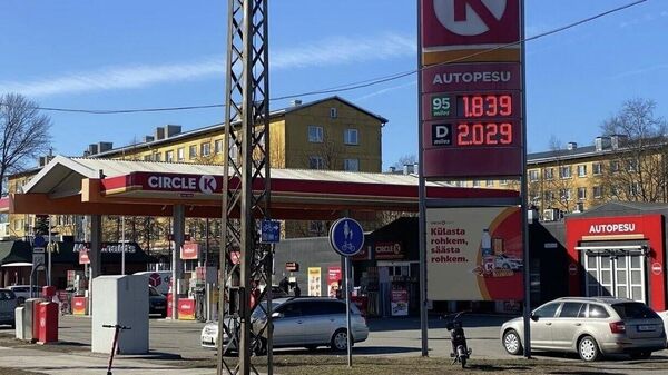 В Эстонии, которую нам ставил в пример экс-министр экономики Алайба, и по учебникам которой молдаванам предлагают учить детей, сегодня цена на дизельное топливо превысила 2 евро за литр - Sputnik Молдова