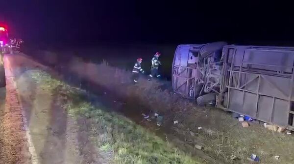 În România, un autobuz de pasageri care circula din Chișinău spre Otopeni a ieșit de pe carosabil și s-a răsturnat - Sputnik Moldova