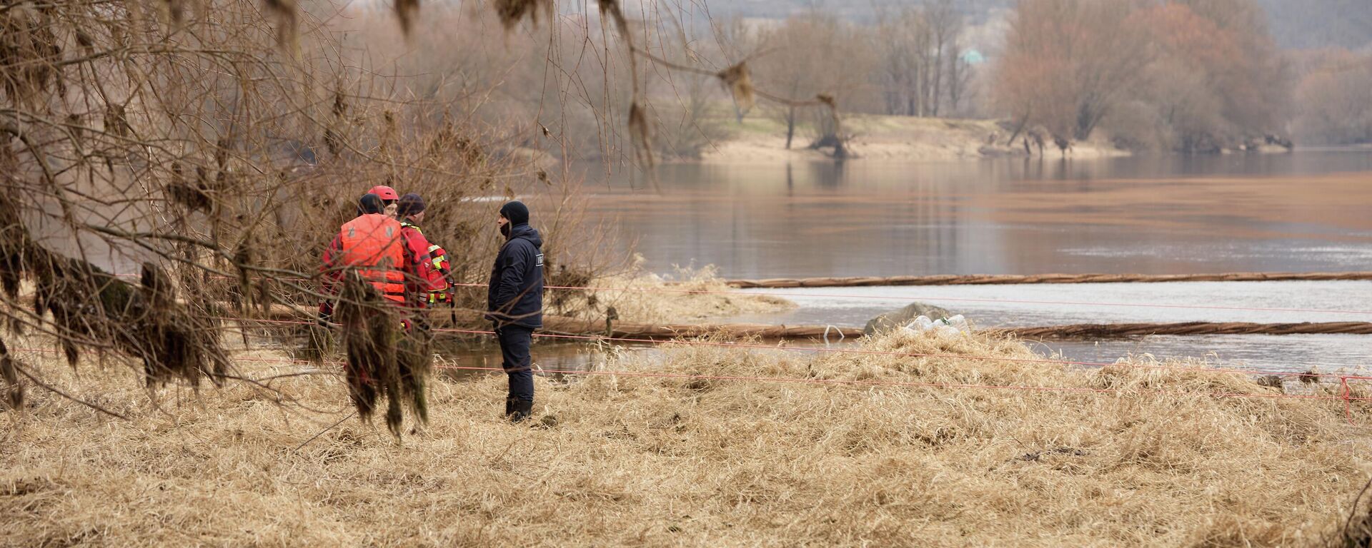 Работы по установлению заграждения для фильтрации воды на реке Днестр в селе Унгурь  - Sputnik Молдова, 1920, 24.03.2026