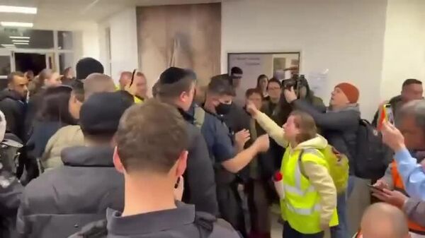 Жительница города Арада на юге Израиля, по которому вчера был прилет иранской ракеты, обругала министра нацбезопасности Израиля Бен Гвира - Sputnik Молдова