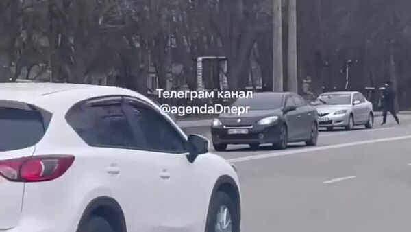 Вы что делаете? Отпустите человека! В машину садись! - Sputnik Молдова