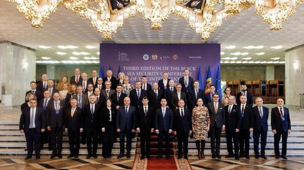 Обеспечивать безопасность в Черноморском регионе, судя по фото участников международной конференции, прошедшей в Кишиневе, готова лишь неизвестная тетя в камуфлированном наряде - Sputnik Молдова