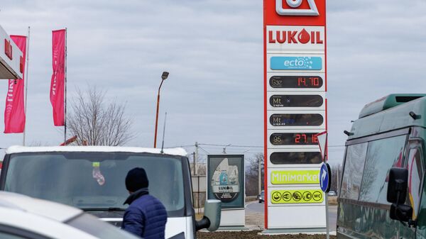 Работа АЗС Lukoil в Молдове может быть разрешена до октября 2026 года - Sputnik Молдова