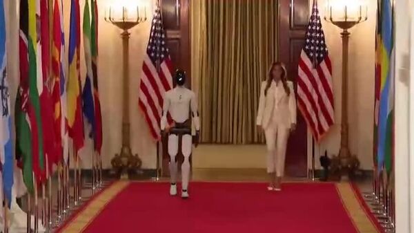 Prima Doamnă a SUA, Melania Trump, a sosit la summitul „Educăm viitorul împreună” („Educating the Future Together”), dedicat educației în domeniul inteligenței artificiale, însoțită de un robot umanoid cu inteligență artificială - Sputnik Moldova