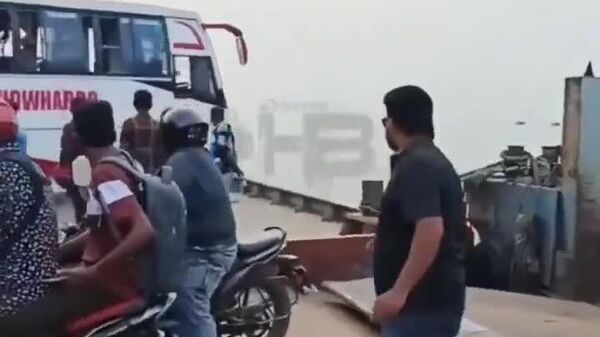 Pe internet circulă un videoclip cu momentul în care un autobuz de pasageri cade în apă în Bangladesh - Sputnik Moldova