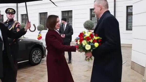Тем временем президентка Санду получила в Братиславе букет из рук своего словацкого коллеги Петера Пеллегрини - Sputnik Молдова