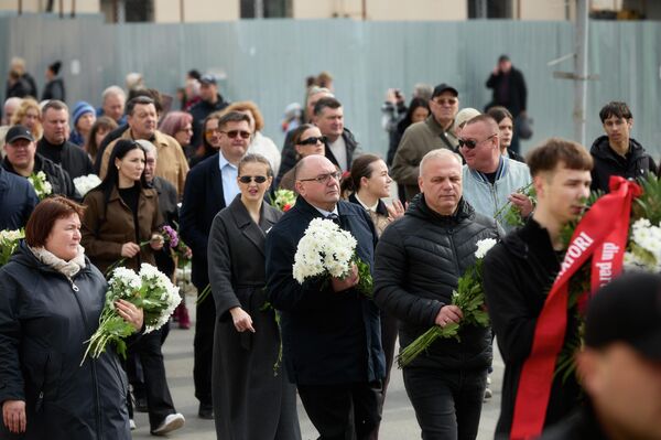 Возложение цветов в Бельцах по случаю 82 годовщины освобождения от фашизма Возложение цветов в Бельцах по случаю 82 годовщины освобождения от фашизма - Sputnik Молдова