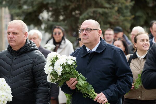 Возложение цветов в Бельцах по случаю 82 годовщины освобождения от фашизма Возложение цветов в Бельцах по случаю 82 годовщины освобождения от фашизма - Sputnik Молдова