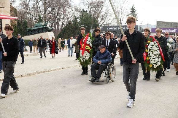 Возложение цветов в Бельцах по случаю 82 годовщины освобождения от фашизма Возложение цветов в Бельцах по случаю 82 годовщины освобождения от фашизма - Sputnik Молдова