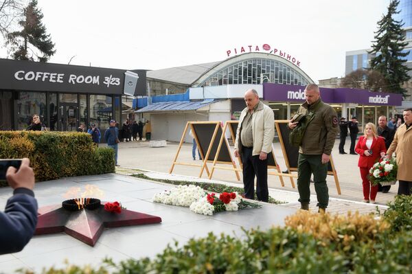 Возложение цветов в Бельцах по случаю 82 годовщины освобождения от фашизма Возложение цветов в Бельцах по случаю 82 годовщины освобождения от фашизма - Sputnik Молдова