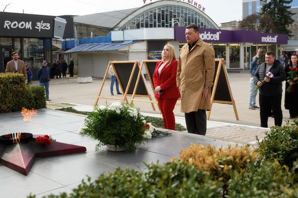 Возложение цветов в Бельцах по случаю 82 годовщины освобождения от фашизма Возложение цветов в Бельцах по случаю 82 годовщины освобождения от фашизма - Sputnik Молдова