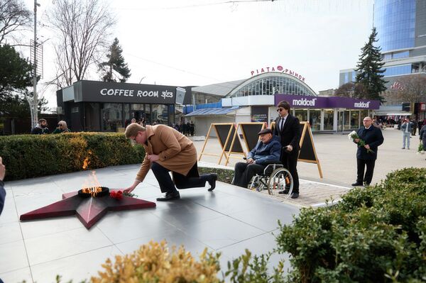 Возложение цветов в Бельцах по случаю 82 годовщины освобождения от фашизма Возложение цветов в Бельцах по случаю 82 годовщины освобождения от фашизма - Sputnik Молдова