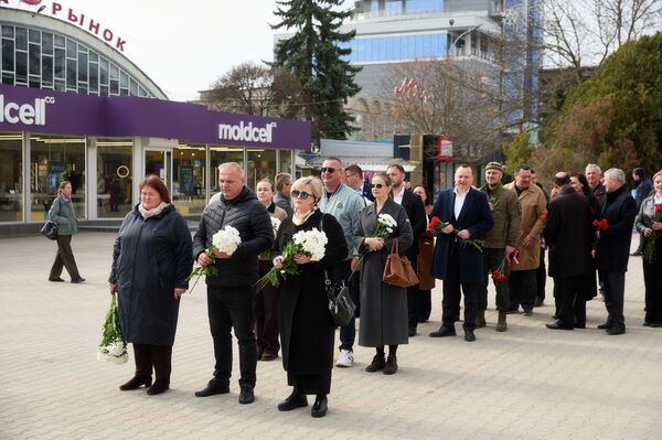 Возложение цветов в Бельцах по случаю 82 годовщины освобождения от фашизма Возложение цветов в Бельцах по случаю 82 годовщины освобождения от фашизма - Sputnik Молдова