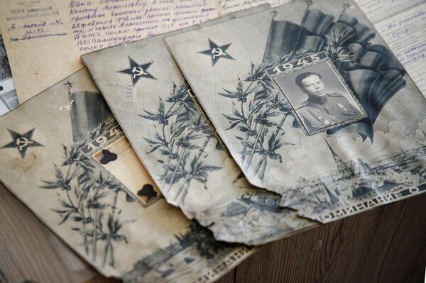 Приднестровские поисковики передали семье участника Великой Отечественной войны Конона Мордвинова его документы - Sputnik Молдова