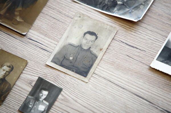 Приднестровские поисковики передали семье участника Великой Отечественной войны Конона Мордвинова его документы - Sputnik Молдова