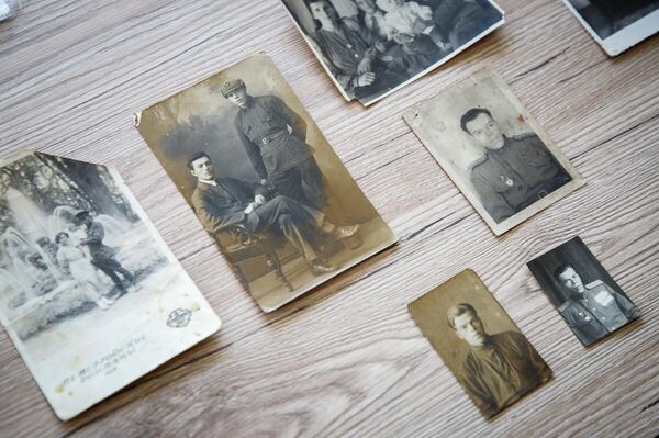 Приднестровские поисковики передали семье участника Великой Отечественной войны Конона Мордвинова его документы - Sputnik Молдова