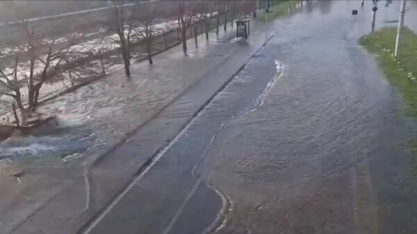 Azi dimineață, pe strada Albișoara din Chișinău s-a produs o avarie la o țeavă de apeduct - Sputnik Moldova