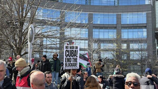 Тысячи человек приняли участие в массовом шествии в центре Нью-Йорка в рамках протестной антивоенной акции No Kings, перекрыв движение на нескольких улицах - Sputnik Молдова