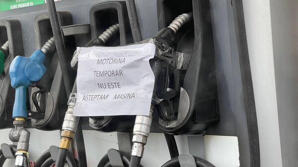 Un cititor fidel al canalului nostru ne-a expediat acum câteva secunde această imagine făcută la o benzinărie din Chișinău, unde i s-a spus că deja de trei zile așteaptă să le fie furnizată motorină - Sputnik Молдова