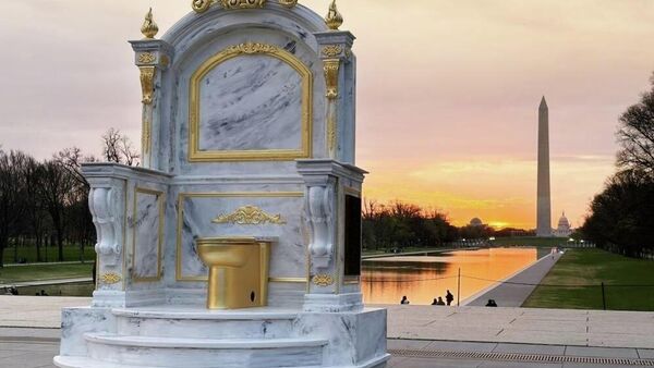 O toaletă imensă din aur, destinată lui Trump, a fost amplasată lângă Monumentul lui Lincoln din Washington D - Sputnik Moldova