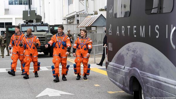 Миссия NASA Артемида-2 к Луне успешно стартовала - Sputnik Молдова