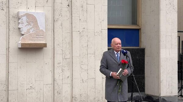 Мемориальная доска дипломату Валентину Фалину на здании Россия Сегодня - Sputnik Молдова