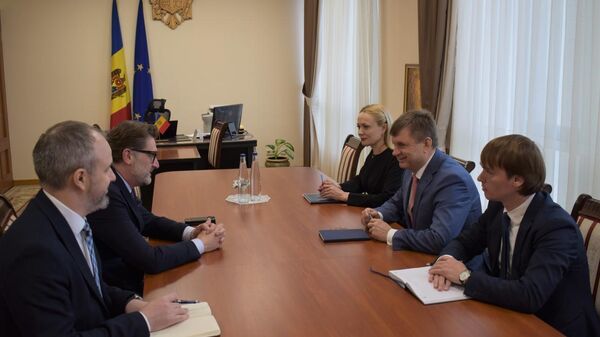 Встреча вице-премьера по реинтеграции Валерия Киверя с послом Румынии в Кишиневе Кристианом-Леоном Цуркану - Sputnik Молдова