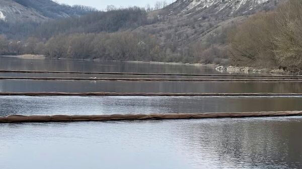 Ministrul Mediului, Gheorghe Hajder, anunță că, în urma ședinței Centrului Național de Management al Crizelor, convocată de prim-ministru, el a decis intensificarea măsurilor de intervenție pe râul Nistru, după ce în această seară au fost observate noi pete de produse petroliere - Sputnik Moldova