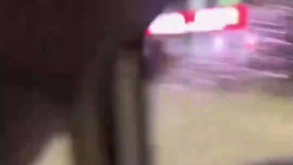 Din cauza ploilor torențiale cu grindină din sudul Chinei, mașinile, motocicletele și pietonii se deplasează pe străzi prin curenți de zăpadă și gheață - Sputnik Moldova