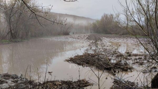 После сильного ливня с градом, который прошёл вечером 3 апреля в Приднестровье, в селе Вадатурково Рыбницкого района буквально смыло дороги - Sputnik Молдова