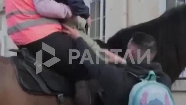 Француженка пересела с автомобиля на лошадь из-за повышения цен на бензин - Sputnik Молдова