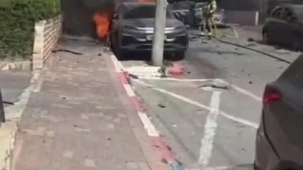 Иран применил кассетные боеприпасы при ударе по центральному Израилю - ранены пять человек, повреждены жилые дома и автомобили - Sputnik Молдова