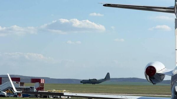 Пока в аэропорту Кишинева искали бомбу, там же приземлился военный борт из Италии - Sputnik Молдова