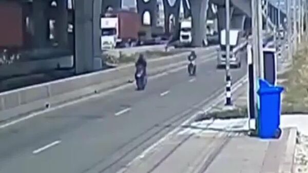 Un camion-cisternă pentru ciment a rupt parapetul, s-a răsturnat în aer și a căzut de pe un pod pe carosabil, în Thailanda - Sputnik Moldova