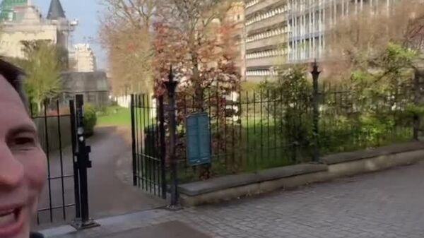 Dan Negru: Vreo 5000 de litri de combustibil PE ORĂ consuma un avion de luptă! Unde-s ecologiștii supărați pe poluare? Am legat dopul de sticlă să salvăm planeta dar știm cât poluează o zi de război? - Sputnik Moldova