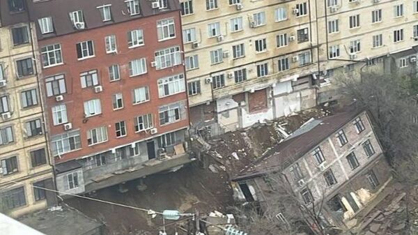 O casă din Mahacikala (Federația Rusă) s-a prăbușit în urma inundațiilor, după ce fundația i-a fost grav afectată de apă - Sputnik Moldova