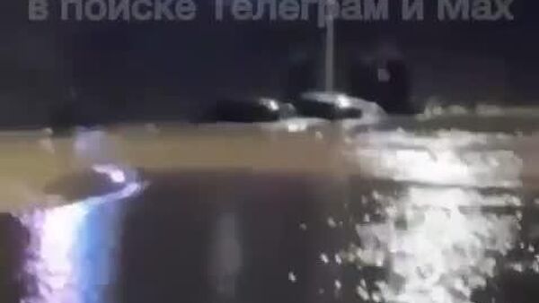 Oamenii țipă și încearcă să se salveze din apele ce au inundat satul Mamedkala din Dagestan (Federația Rusă) - Sputnik Moldova